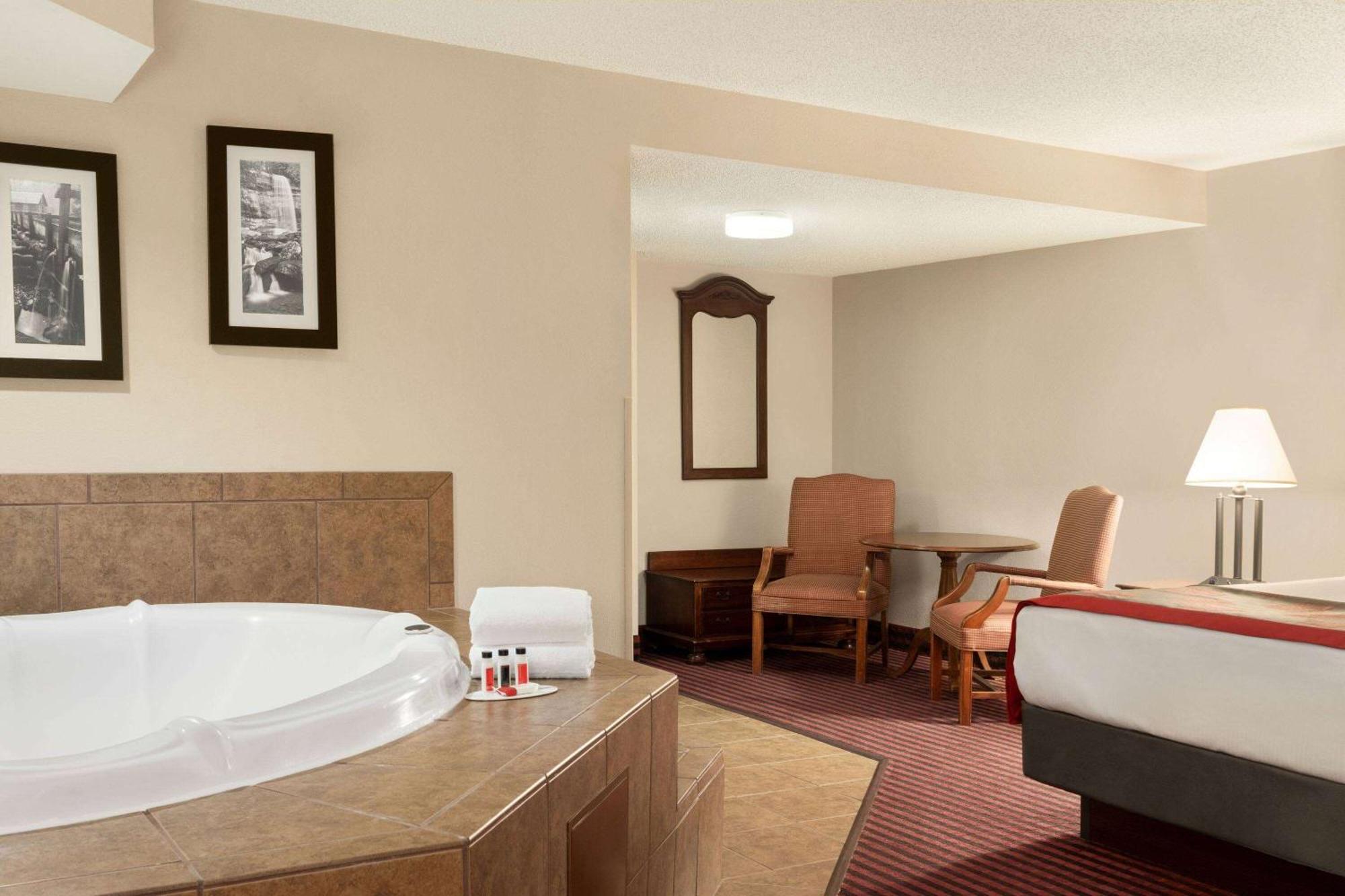 Hotel Ramada By Wyndham Pigeon Forge North Zewnętrze zdjęcie